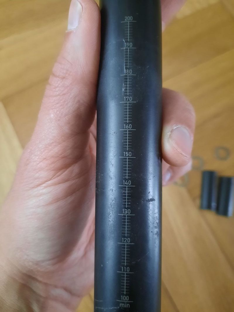 karbonová sedlovka CPX (Focus) - 27 šířka, 33,8 délka, 30 mm offset
