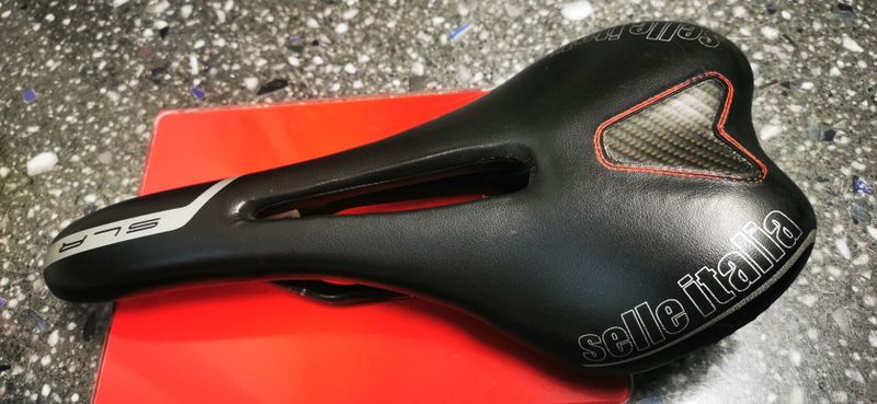 SELLE ITALIA SLR Kit Sedlo Carbonio Flow