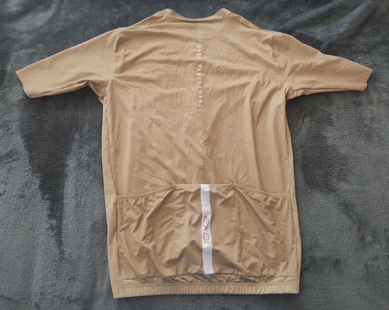 Dres Ekoi Linear