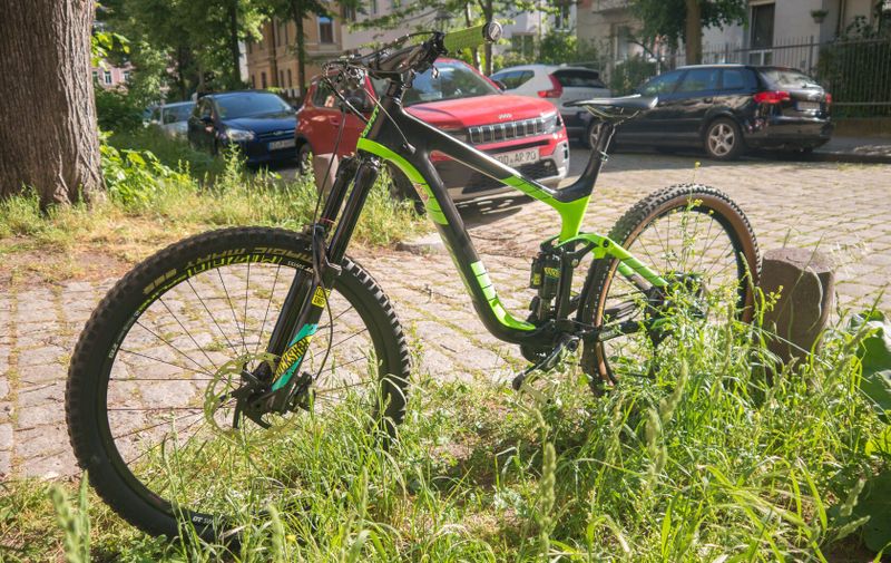GIANT REIGN ADVANCED KARBON