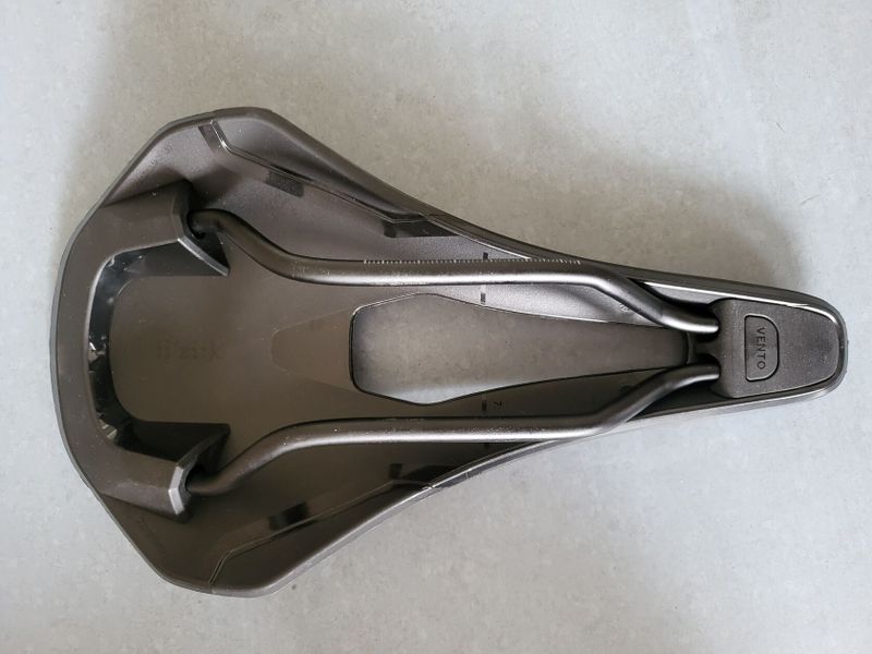 NOVÉ - sedlo Fizik Vento Argo R5, 140 mm