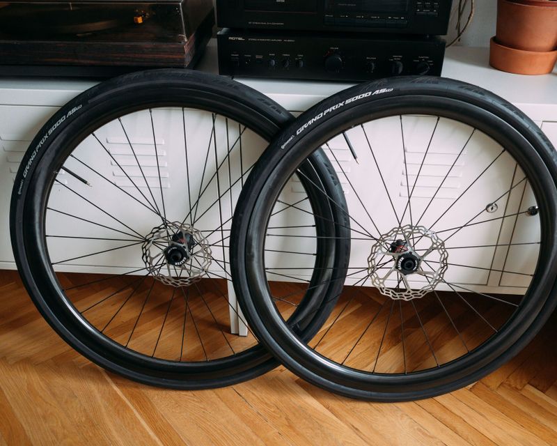 karbonová kola Light Bicycle WR38 Falcon Pro s DT Swiss 240 EXP – najeto cca 900 km