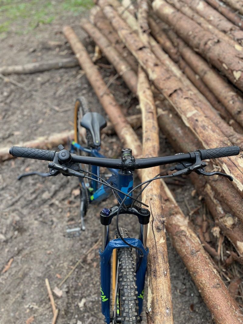Horské kolo CUBE Aim Race blueberry"n"lime 2021