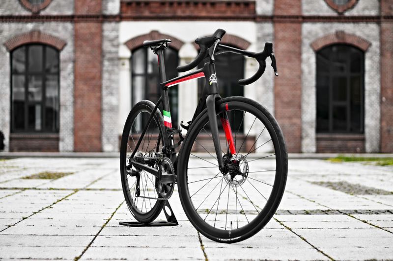 Colnago V3 Disc 2024 - Shimano Ultegra Di2 2x12, Miche Carbon