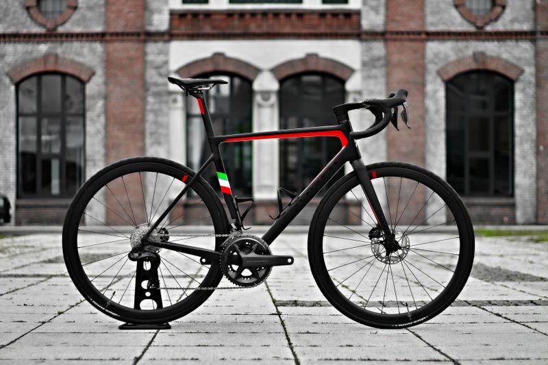 Colnago V3 Disc 2024 - Shimano Ultegra Di2 2x12, Miche Carbon