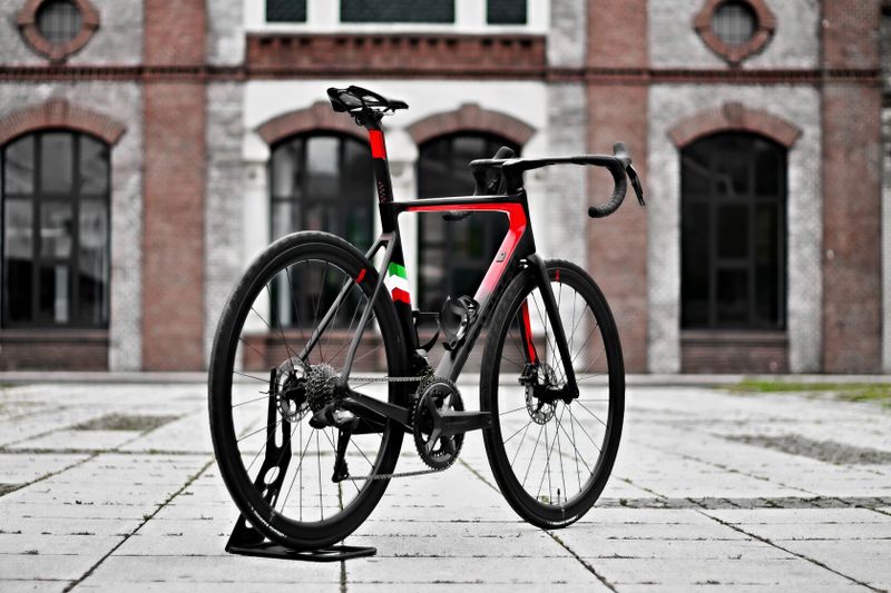 Colnago V3 Disc 2024 - Shimano Ultegra Di2 2x12, Miche Carbon