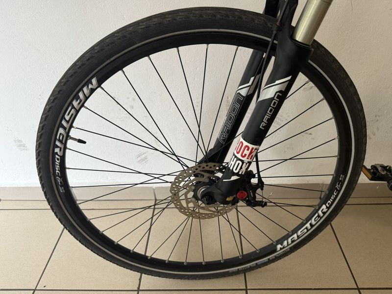 Gravel bike + hybrid - odpružená vidlice