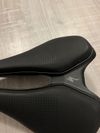 Prodám zánovní sedlo Spezialized Romin Expert, 143 mm, (pořízeno 01/2025), titanové ližiny