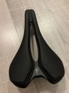 Prodám zánovní sedlo Spezialized Romin Expert, 143 mm, (pořízeno 01/2025), titanové ližiny