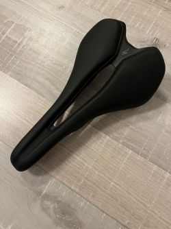 Prodám zánovní sedlo Spezialized Romin Expert, 143 mm, (pořízeno 01/2025), titanové ližiny