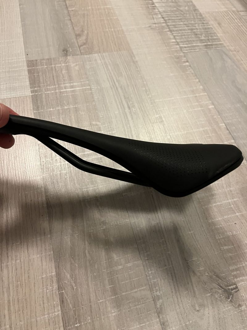 Prodám zánovní sedlo Spezialized Romin Expert, 143 mm, (pořízeno 01/2025), titanové ližiny