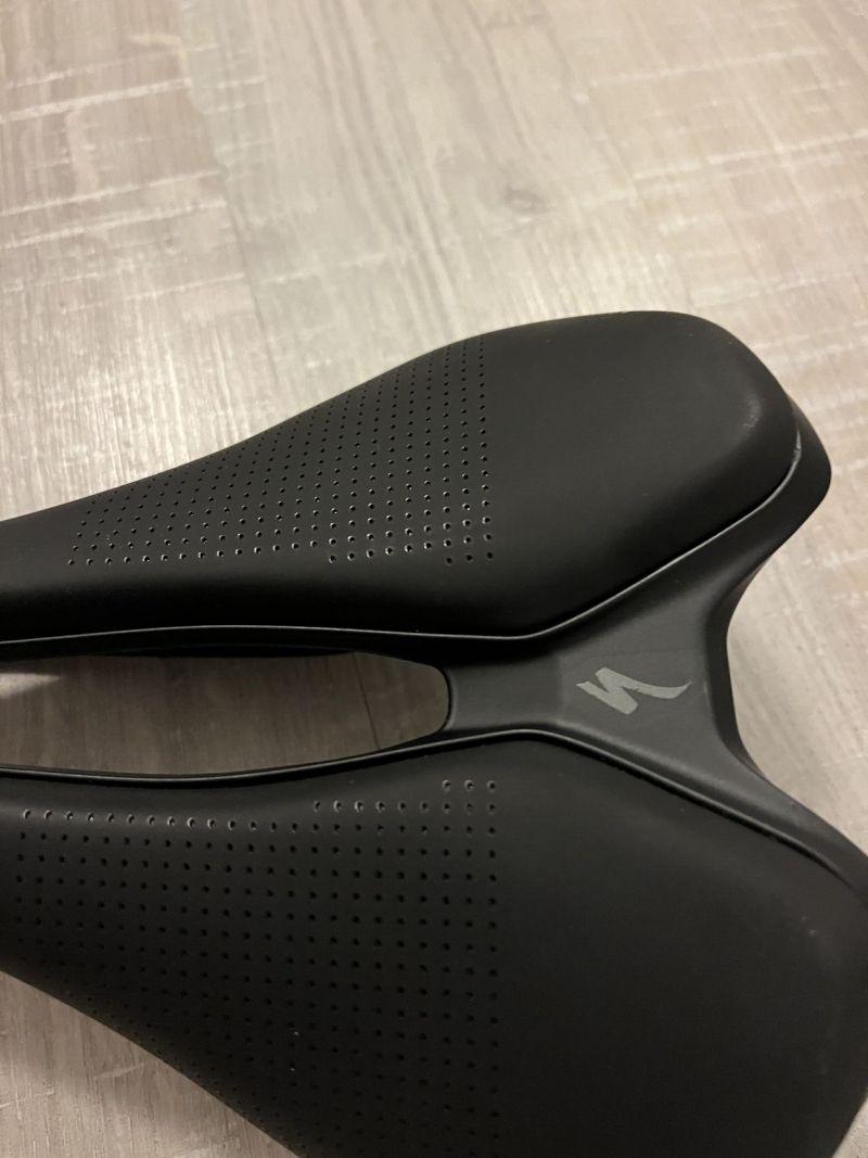 Prodám zánovní sedlo Spezialized Romin Expert, 143 mm, (pořízeno 01/2025), titanové ližiny
