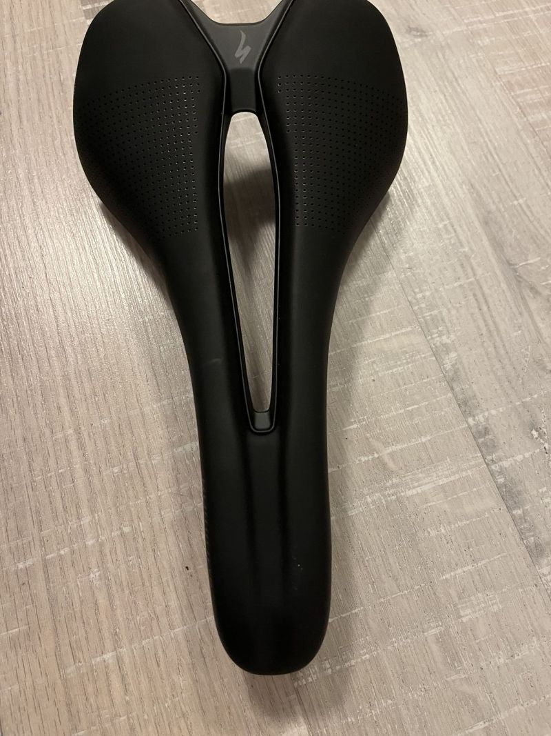 Prodám zánovní sedlo Spezialized Romin Expert, 143 mm, (pořízeno 01/2025), titanové ližiny