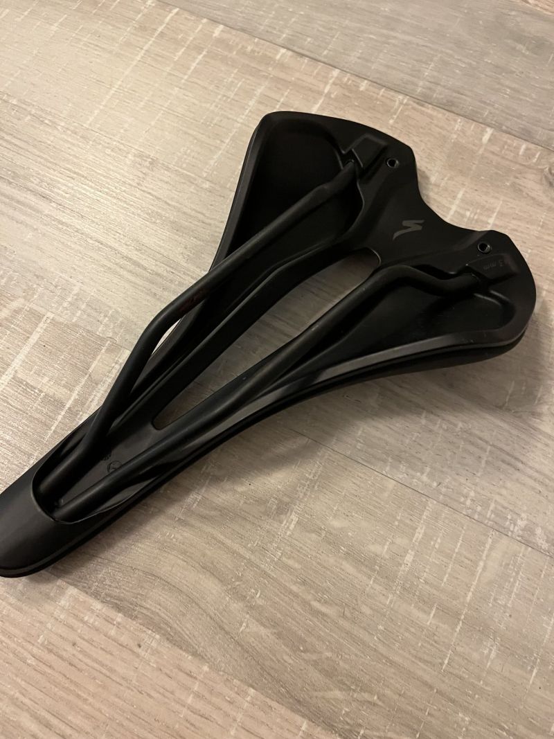 Prodám zánovní sedlo Spezialized Romin Expert, 143 mm, (pořízeno 01/2025), titanové ližiny