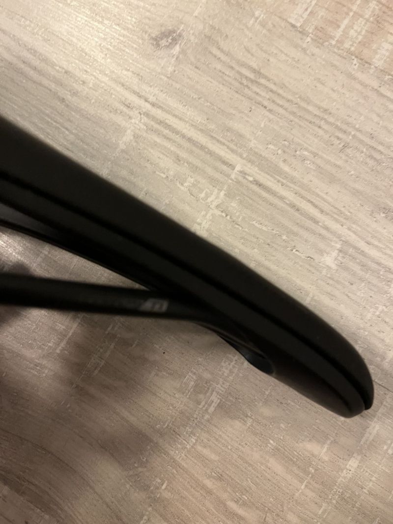 Prodám zánovní sedlo Spezialized Romin Expert, 143 mm, (pořízeno 01/2025), titanové ližiny