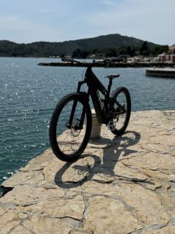 Skvěle ovladatelný Canyon Spectral:ON CF 7 vel. M s novou 900Wh baterií!