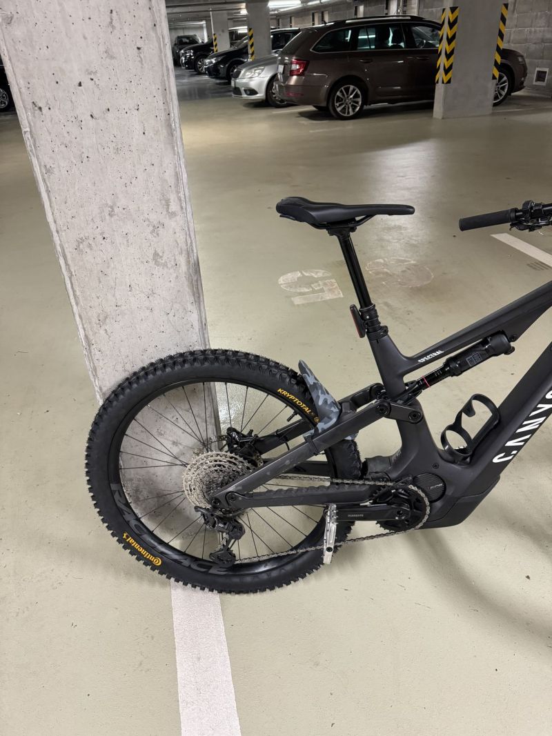 Skvěle ovladatelný Canyon Spectral:ON CF 7 vel. M s novou 900Wh baterií!