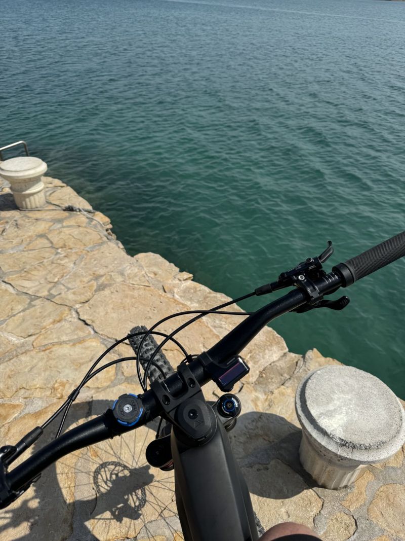 Skvěle ovladatelný Canyon Spectral:ON CF 7 vel. M s novou 900Wh baterií!
