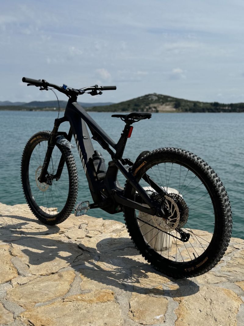 Skvěle ovladatelný Canyon Spectral:ON CF 7 vel. M s novou 900Wh baterií!