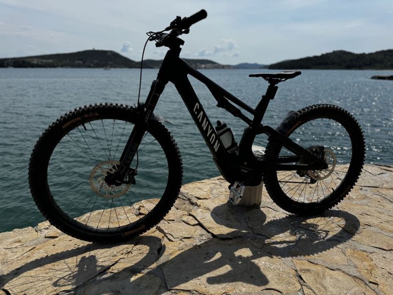 Skvěle ovladatelný Canyon Spectral:ON CF 7 vel. M s novou 900Wh baterií!