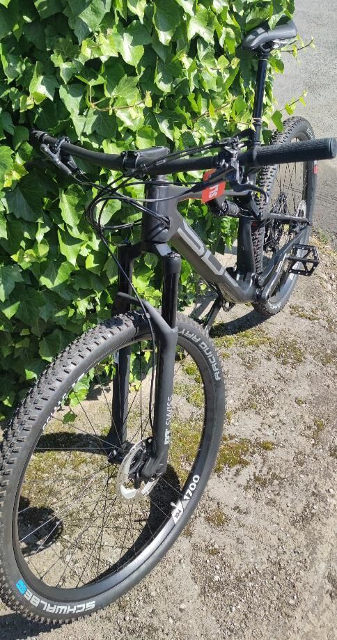 Prodám 10,5 kg ! kolo zn. SUPERIOR Team XF 29 Issue Matte Carbon/Chrome/Team Red, vel. 19" (L) 