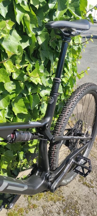 Prodám 10,5 kg ! kolo zn. SUPERIOR Team XF 29 Issue Matte Carbon/Chrome/Team Red, vel. 19" (L) 