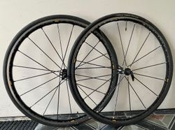 Zapletená silniční kola MAVIC R SYS včetně plášťů Vittoria.