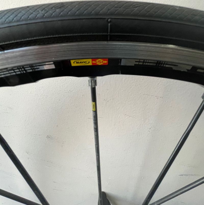 Zapletená silniční kola MAVIC R SYS včetně plášťů Vittoria.