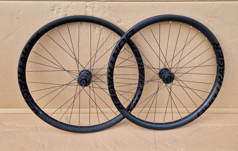 Karbonová 29" DH kola