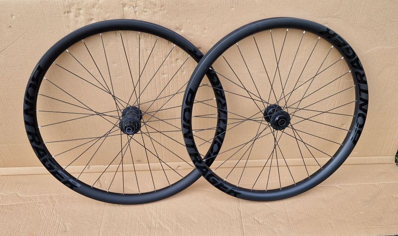 Karbonová 29" DH kola
