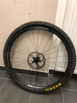 Přední kolo DT SWISS XR391 29 (boost 110mm) + MAXISS FOREKASTER 2,35 + koutouč Shimano XT