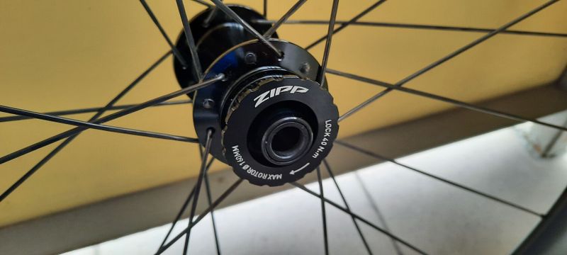 ZIPP 303 S SRAM XDR perfektní stav