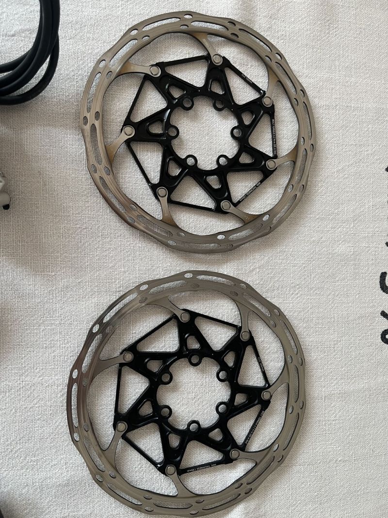 SRAM Level Ultimate Stealth 4-pístkové