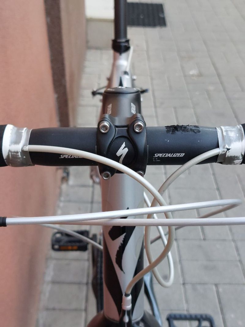 Specialized Tricross Sport (vel. L) – karbonová vidlice a sedlovka, silniční pláště + servis.