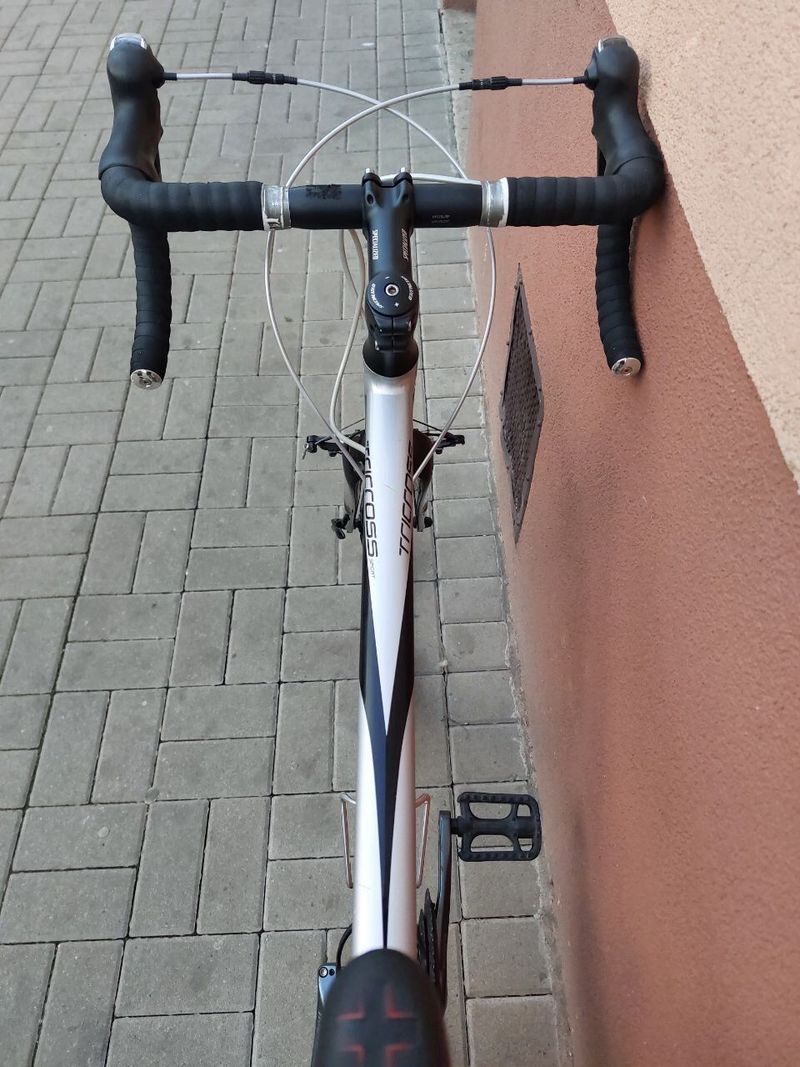 Specialized Tricross Sport (vel. L) – karbonová vidlice a sedlovka, silniční pláště + servis.