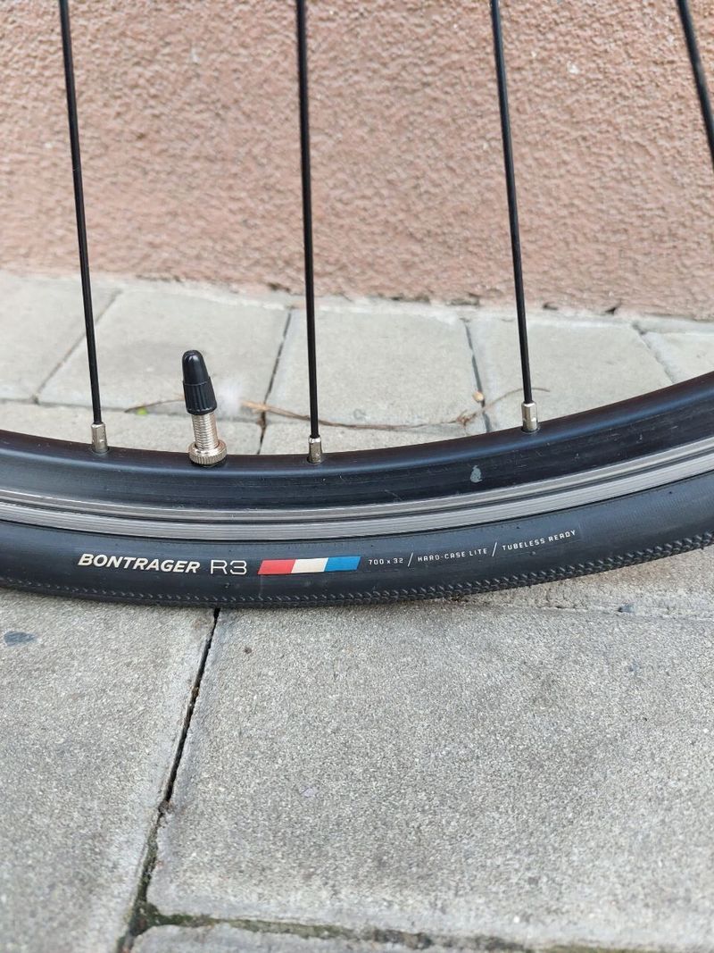 Specialized Tricross Sport (vel. L) – karbonová vidlice a sedlovka, silniční pláště + servis.