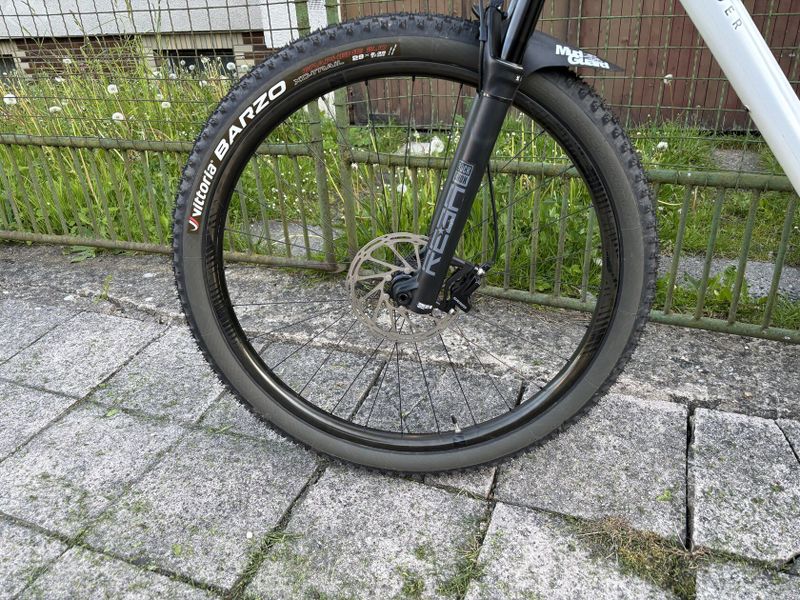 Rockrider XC Race 900S s karbonovými koly Raynolds a karbon. rámem, Sram GX AXS elektronické řazení