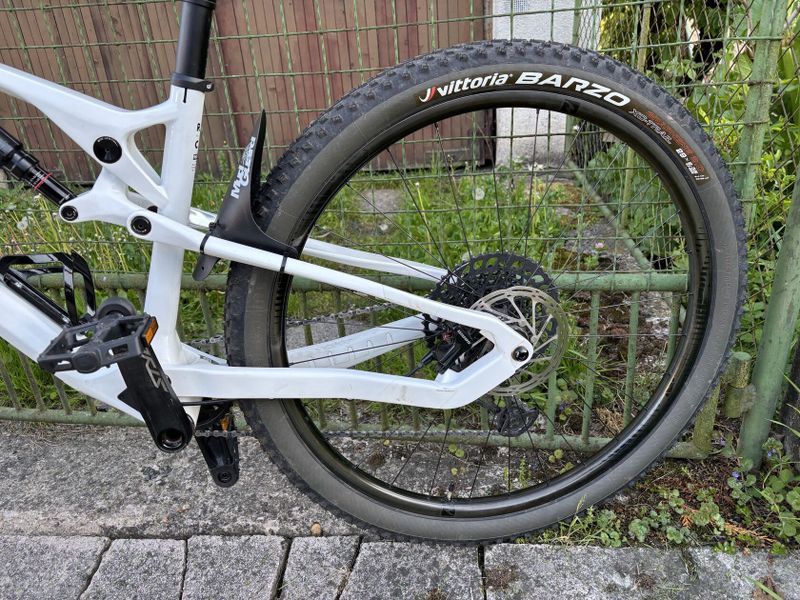 Rockrider XC Race 900S s karbonovými koly Raynolds a karbon. rámem, Sram GX AXS elektronické řazení
