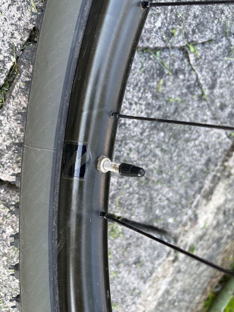 Rockrider XC Race 900S s karbonovými koly Raynolds a karbon. rámem, Sram GX AXS elektronické řazení