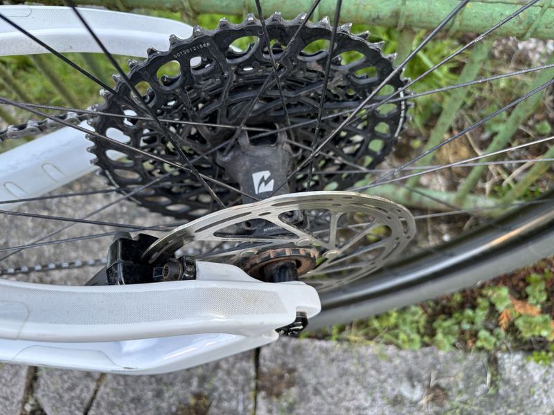 Rockrider XC Race 900S s karbonovými koly Raynolds a karbon. rámem, Sram GX AXS elektronické řazení