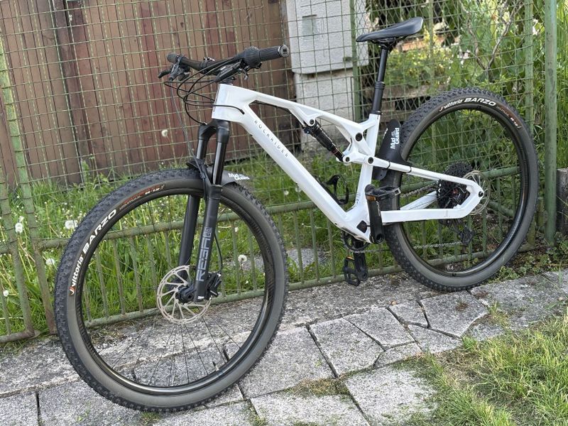 Rockrider XC Race 900S s karbonovými koly Raynolds a karbon. rámem, Sram GX AXS elektronické řazení