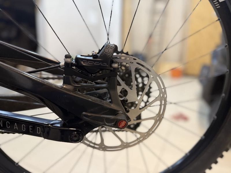 YT CAPRA mk2 27,5 custom al frame black magic XL (jako L jine znacky)