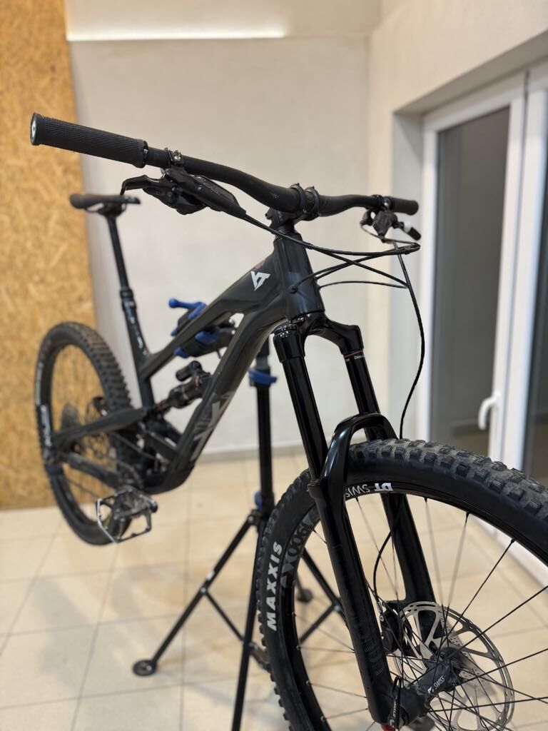 YT CAPRA mk2 27,5 custom al frame black magic XL (jako L jine znacky)