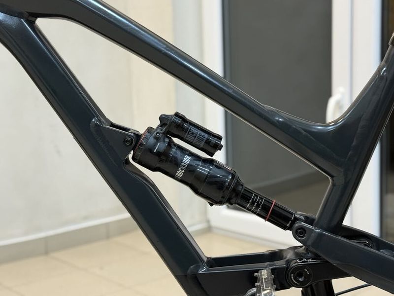 YT CAPRA mk2 27,5 custom al frame black magic XL (jako L jine znacky)