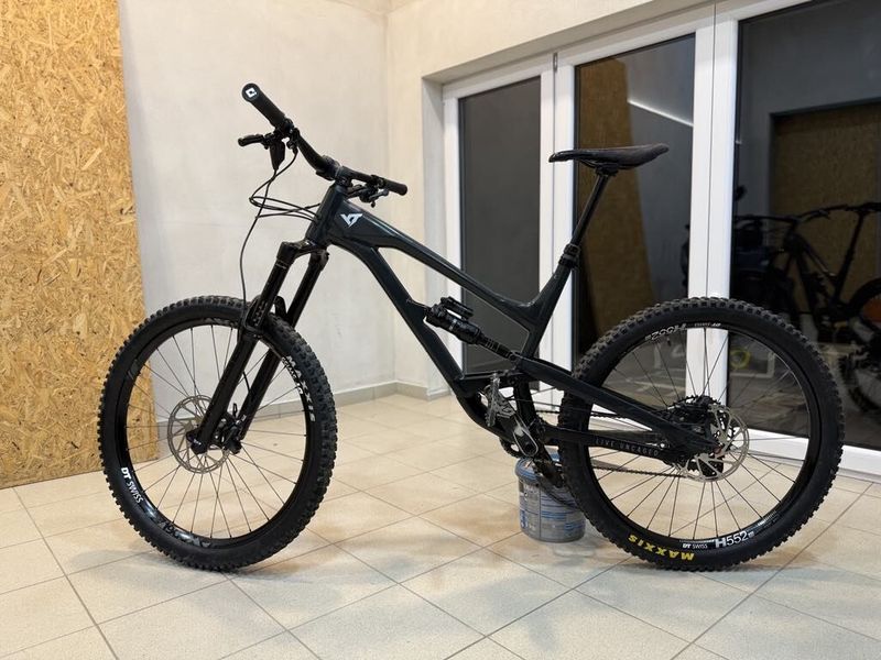 YT CAPRA mk2 27,5 custom al frame black magic XL (jako L jine znacky)