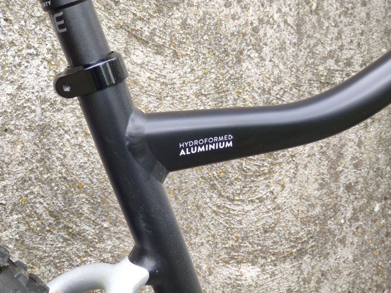 Woom 6 OFF Black 26" dětské kolo s teleskopickou sedlovkou
