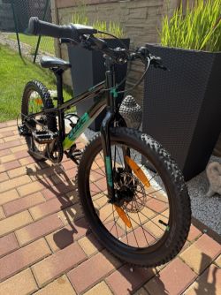 Dětské kolo Cube Acid 20” Disc black´n´green 2024