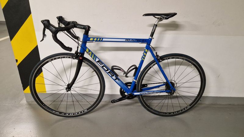 Silniční kolo Fort Altec, karbonová vidlice, Shimano 105