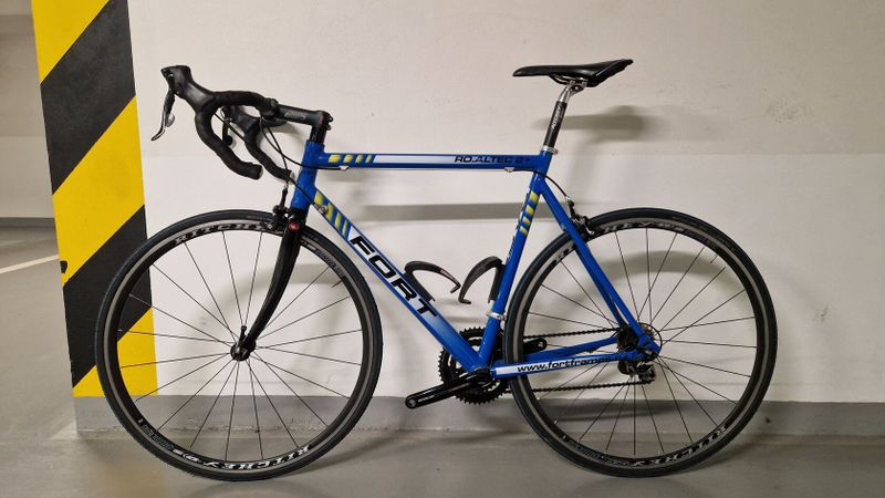 Silniční kolo Fort Altec, karbonová vidlice, Shimano 105