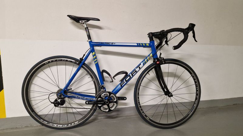 Silniční kolo Fort Altec, karbonová vidlice, Shimano 105